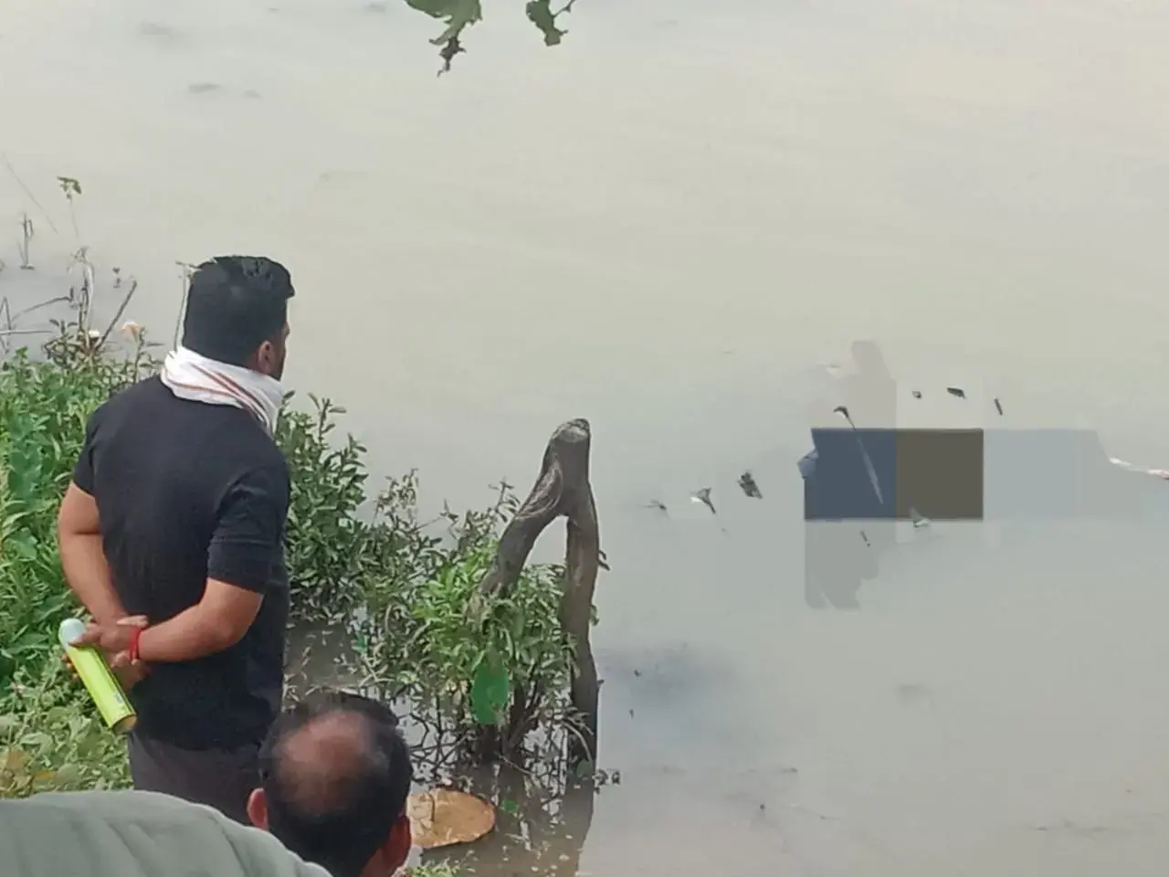 जलाशय में शव होने की जानकारी मिलते ही आसपास के लोगों में हड़कंप मच गया।